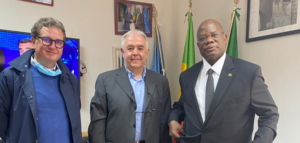 News 4 Da sinistra Luciano Della Vecchia, Direttore Esecutivo Tamat, Piero Sunzini, Direttore Generale Tamat, e Sua Eccellenza Aly Coulibaly, ambasciatore della Repubblica del Mali