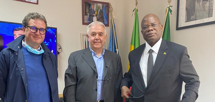 Sua Eccellenza Aly Coulibaly, ambasciatore della Repubblica del Mali, ha incontrato Tamat NGO: “Continuiamo a collaborare per creare nuove opportunità” 1 Da sinistra Luciano Della Vecchia, Direttore Esecutivo Tamat, Piero Sunzini, Direttore Generale Tamat, e Sua Eccellenza Aly Coulibaly, ambasciatore della Repubblica del Mali