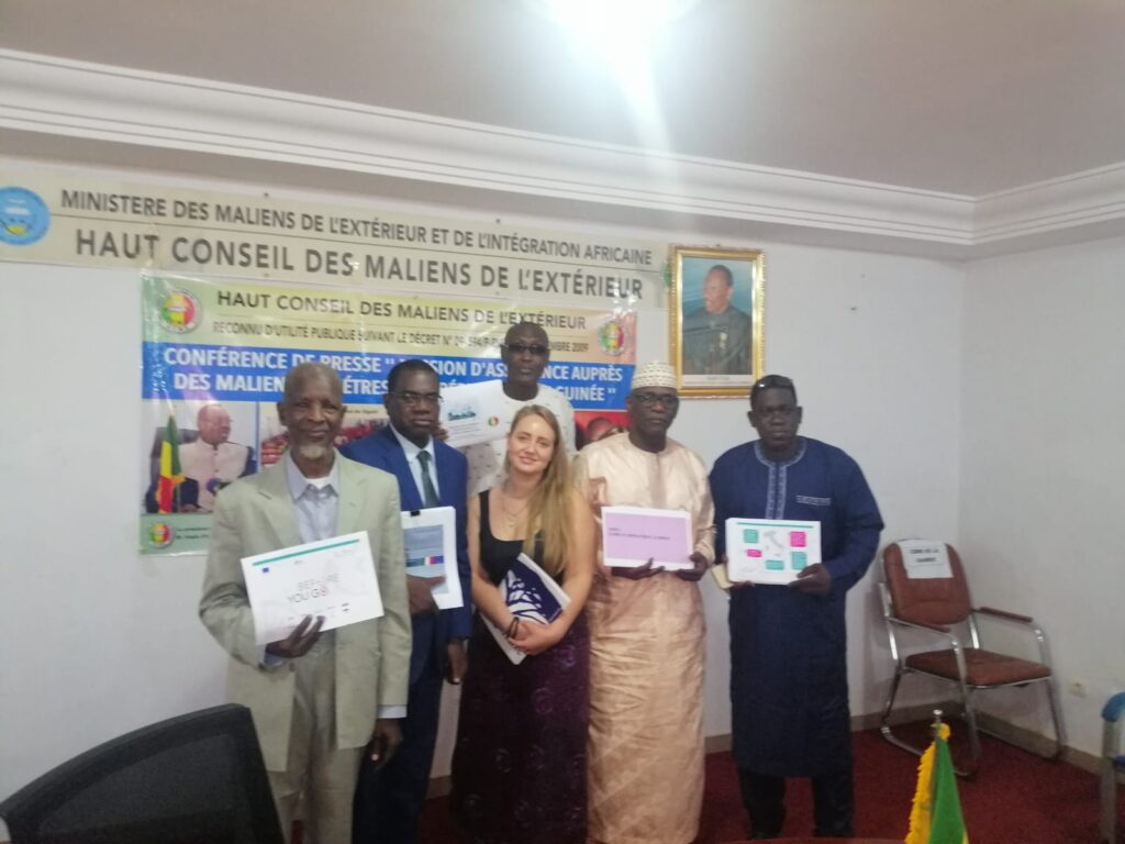 Mali, progetto Before You Go, il viaggio inizia dalla meta: la Newsletter di ottobre 1 Foto 5 Foto di gruppo dei partecipanti e della formatrice al termine della formazione dei formatori in educazione civica e sistema finanziario italiano HCME Bamako Mali 22 settembre 2021
