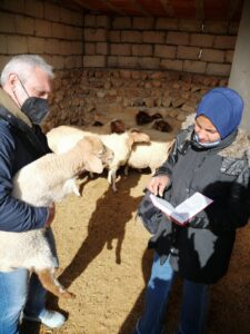 News 2 Il capo progetto Scanu con una beneficiaria a Jmel, Comune di Faidh