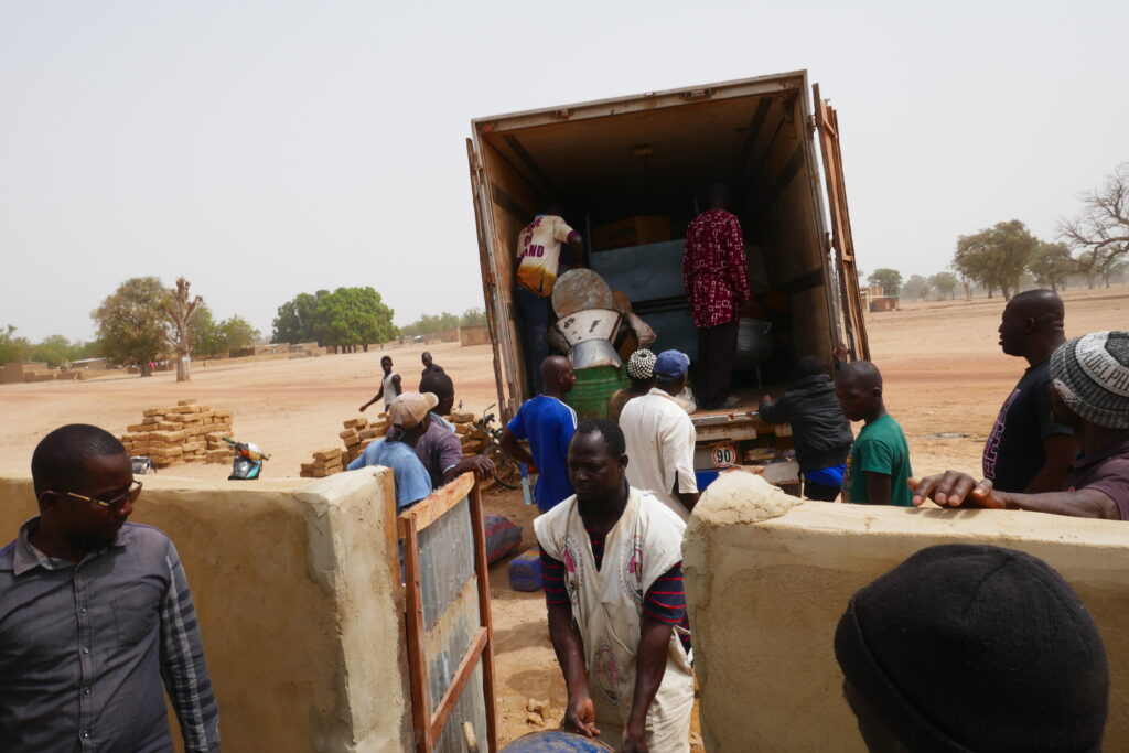 Semina in Mali: arrivano i macchinari per la lavorazione dei prodotti agricoli in tre villaggi 1 Consegna materiali soana2 1