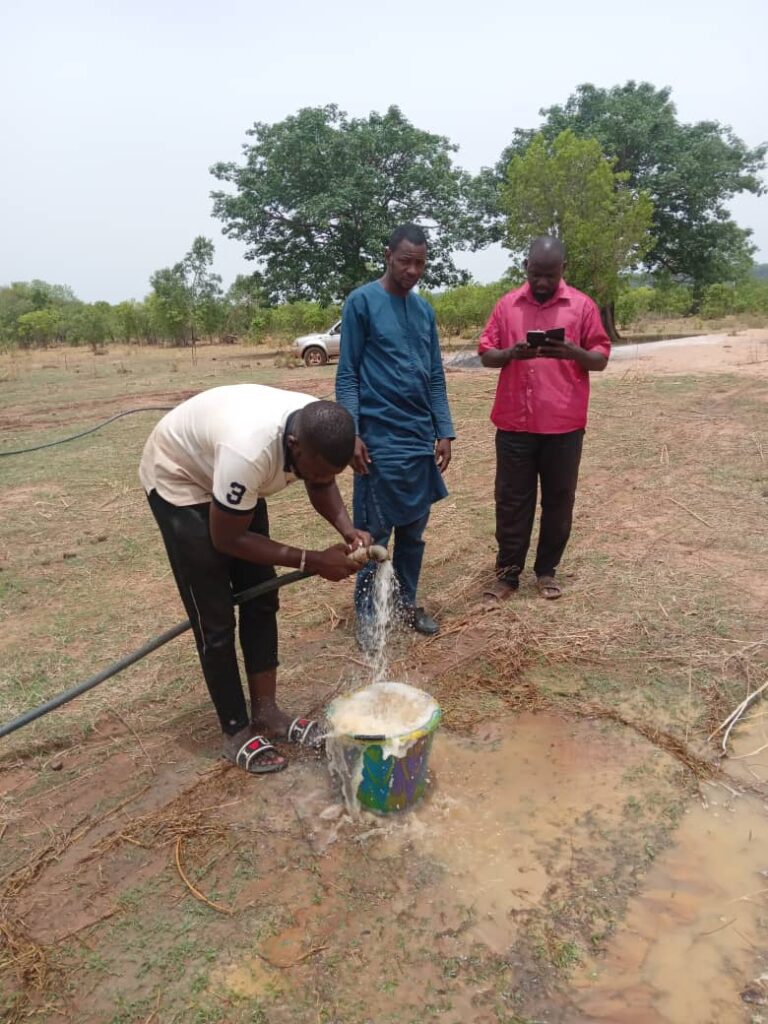 Quarto appuntamento del sabato “In MALI con ARMSAIS” dedicati alle attività del progetto 2 2 prova di pompaggio dellacqua prima della costruzione del pozzo nel sito di progetto ARSMAIS Tambaga Regione di Kayes maggio 2022