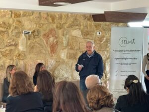 News 5 SELMA “Soutien à l’agriculture locale, à la micro entreprise et à l’autonomisation des femmes et des jeunes en Tunisie » è un progetto finanziato dall’AICS (Agenzia Italiana per la Cooperazione allo Sviluppo) e mira a creare opportunità di formazione e sviluppo per le microimprese dell’area periurbana di Tunisi, creando un vero e proprio polo di diffusione del modello agro-ecologico anche convertendo il Centre de Formation pour la Femme Rurale de Chbedda in polo di eccellenza per l’agroecologia.