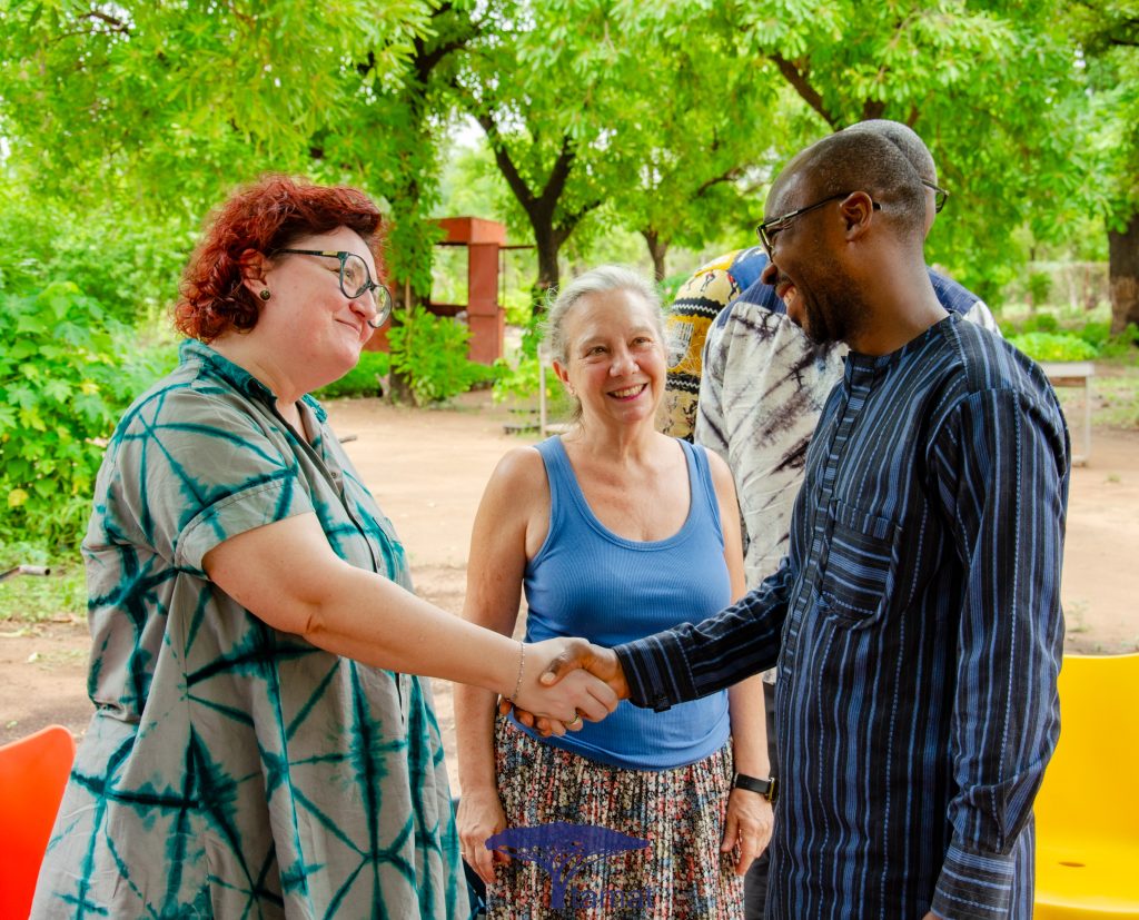 Un kit agricolo per supportare gli agricoltori di Loumbila, Burkina Faso 7 covid bf Fabiola Bedini Rappresentante paese Tamat con il Sindaco di Loumbila