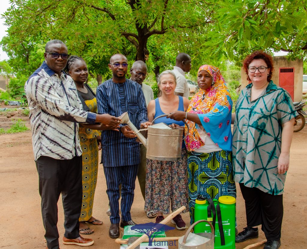 Un kit agricolo per supportare gli agricoltori di Loumbila, Burkina Faso 6 covid bf rimessa simbolica dei kit da parte di Tamat e del sindaco di Loumbila2