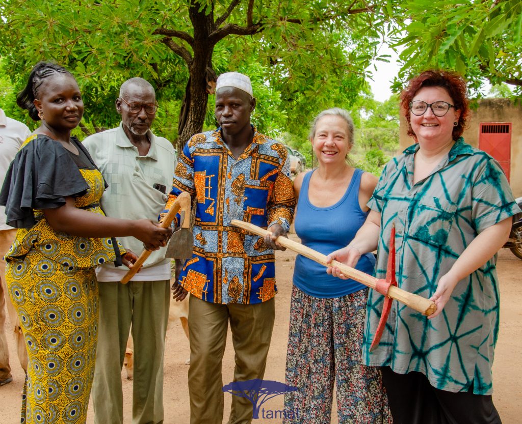 Un kit agricolo per supportare gli agricoltori di Loumbila, Burkina Faso 2 covid bf rimessa simbolica dei kit da parte di Tamat e del sindaco di Loumbila3 1
