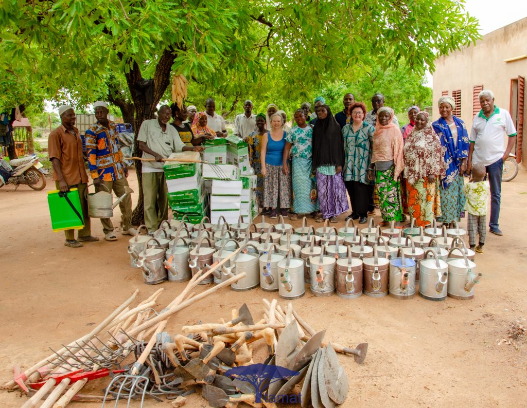 Un kit agricolo per supportare gli agricoltori di Loumbila, Burkina Faso 3 covid bf rimessa simbolica dei kit da parte di Tamat e del sindaco di Loumbila4