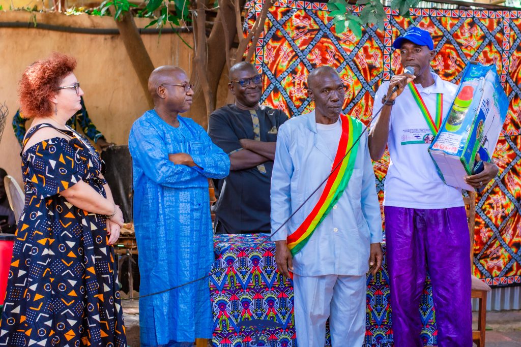Evento di sensibilizzazione per la sicurezza alimentare in Mali nell’ambito del progetto REPAS MALI 2 Fabiola Bedini Abdul Kader Togola di Tamat Amadou Doumbia di Le Tonus e i rappresentanti delle autorita locali di Kegne marka REPAS MALI ottobre 2024 Bamako 1