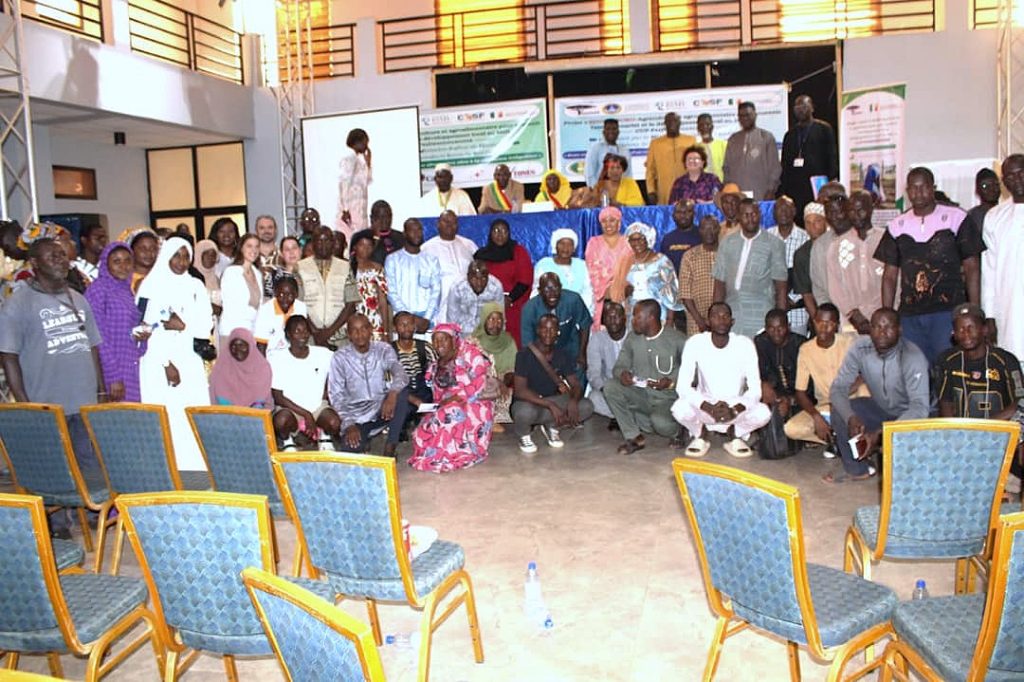Cerimonia di lancio del progetto "Sene ni soro" e del Torneo Sportivo in Mali 3 Foto di gruppo dopo cerimonia